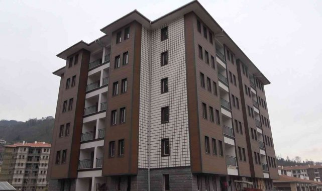 Rize'de deniz suyundan kaynaklı korozyon nedeniyle yıkılan binaların yerine hak sahiplerine yeni binalar yapılıyor