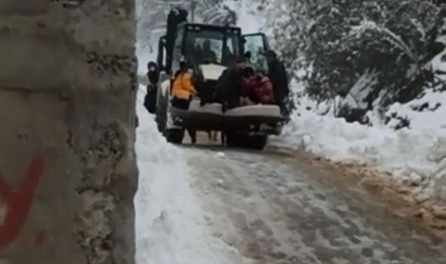 Rize'de kardan kapanan yolu açmaya çalışan iş makinesi devrildi: 2 yaralı