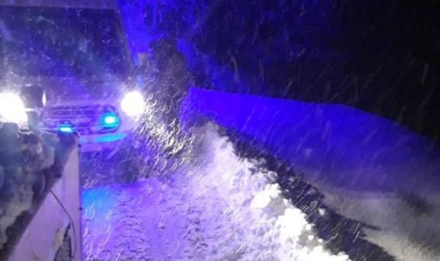 Rize'de karlı yolda kalan ambulansın imdadına Özel İdare ekipleri yetişti