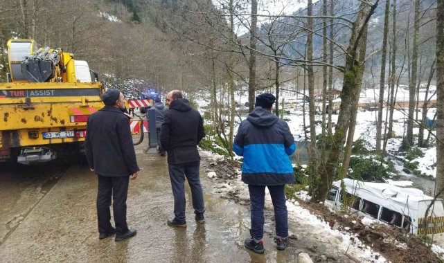 Rize'de tur minibüsü devrildi: 7 yaralı