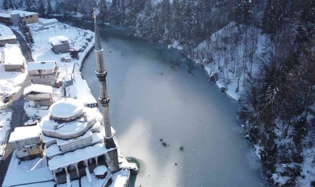 Rize'nin Hemşin ilçesinden karpostallık kar görüntüleri oluştu