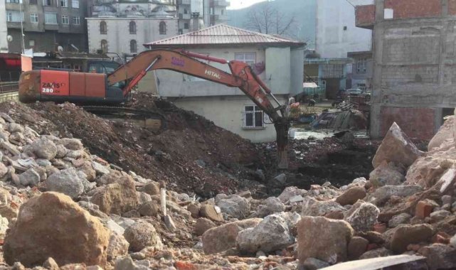 Rize'nin İyidere ilçesinde sel afetinde zarar gören binaların yıkımına başlandı