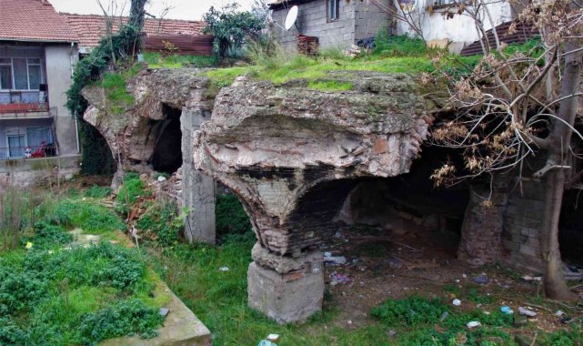 Roma döneminin su sarnıcı çarpık yapılaşmanın, kökleri ise apartmanların altında