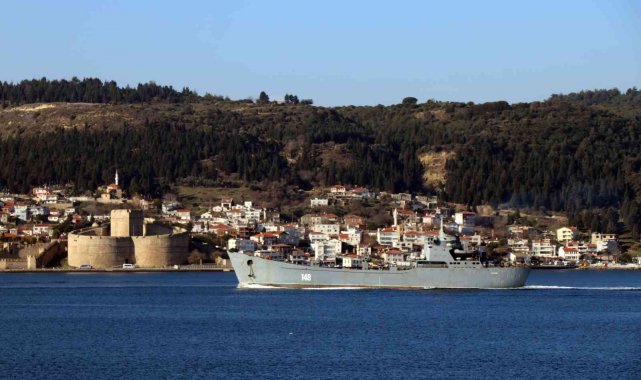 Rus savaş gemisi &#039;Orsk&#039; Çanakkale Boğazı&#039;ndan geçti