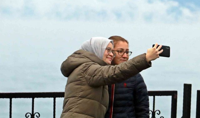 Sabah uyandıklarında kar yağışı gören Antalyalılar kendini sokağa attı