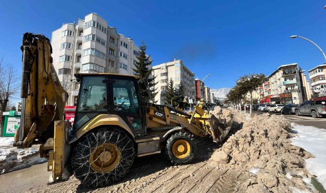 Safranbolu&#039;da kar yığınları toplanıyor