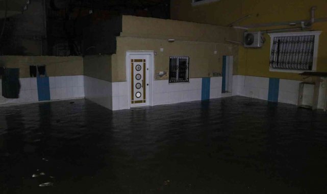 Sağanak yağış nedeniyle evi su bastı, itfaiye suyu tahliye etti