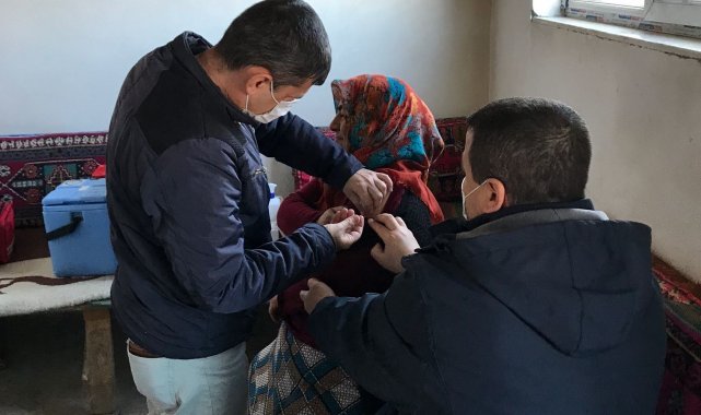 Sağlık çalışanlarının köylerdeki aşı çalışması sürüyor