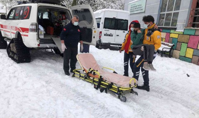 Sağlık ekipleri karla kaplı yolda zamanla yarıştı