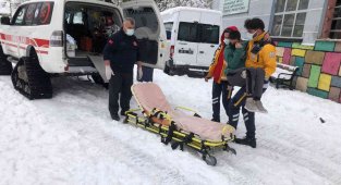 Sağlık ekipleri karla kaplı yolda zamanla yarıştı