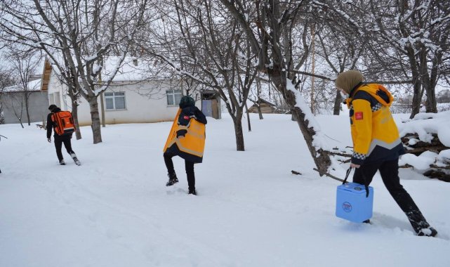 Sağlık ekipleri karlı yolları aşarak Covid-19 aşısı yapıyor