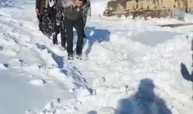 Sağlık görevlisi yaşlı hastayı sırtında taşıdı