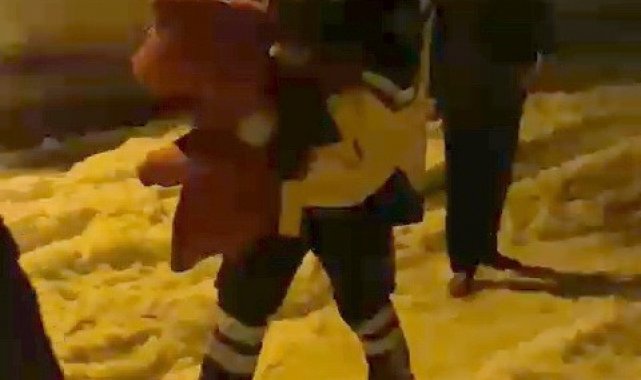 Sağlık personeli karlı yolda hastayı kucağında taşıdı