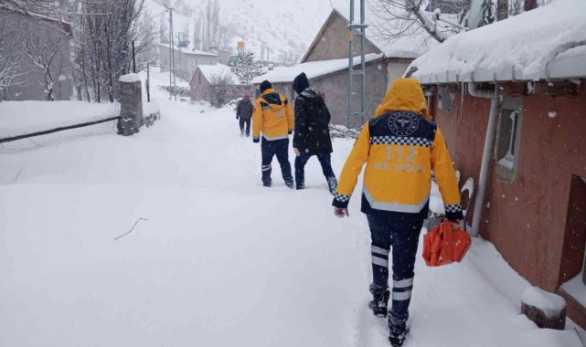 Sağlık ve karla mücadele ekiplerinin zorlu mesaisi