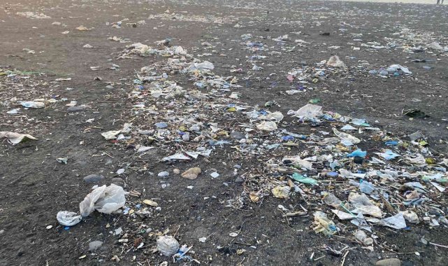 Sahile bırakılan atıklar tepkilere neden oldu