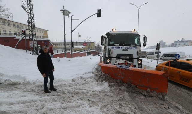 Şahinbey Belediyesi karla mücadelesini sürdürüyor