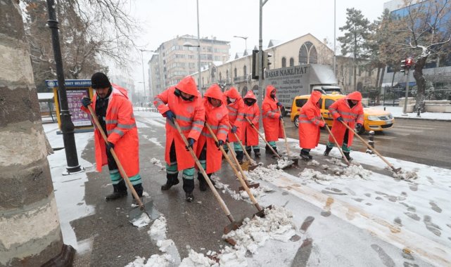 Şahinbey'de karla mücadele sürüyor