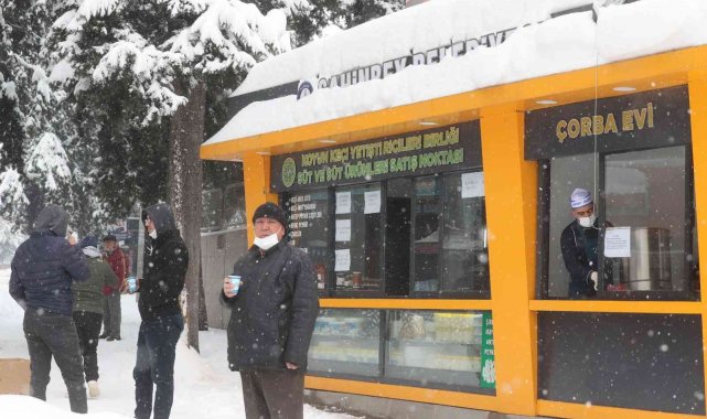 Şahinbey'de sokaktaki vatandaşlara sıcak çorba