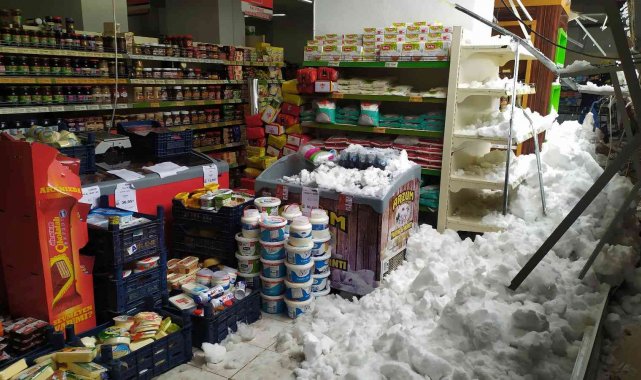 Sakarya'da faciadan dönüldü: Marketin sundurması kara dayanamayarak çöktü