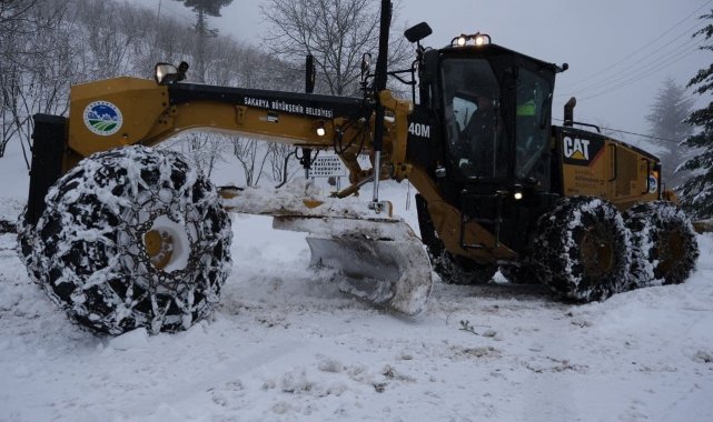 Sakarya'da kardan kapanan 8 mahalle yolu ulaşıma açıldı
