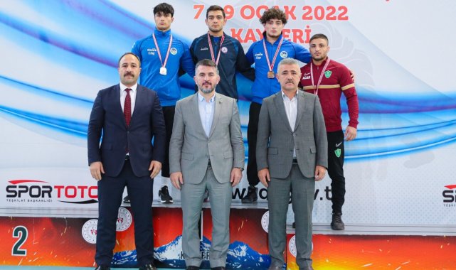 Sakarya&#039;nın güreş takımı minderin tozunu attı