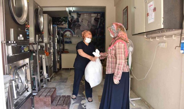 Salihli Belediyesi evde temizlik hizmeti ile yüz güldürüyor