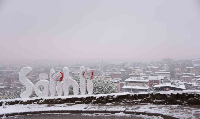 Salihli yıllar sonra karla tanıştı