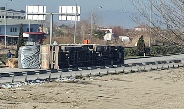 Saman balyası yüklü tır devrildi