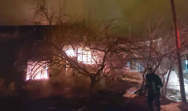 Saman ve odun dolu metruk evde yangın