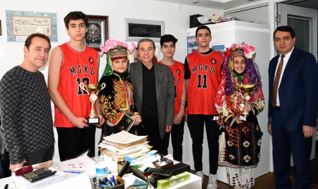 Şampiyonlar kupalarını hayırsever işadamına götürdü