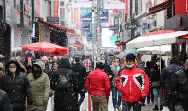 Samsun şehir merkezinde aralıklarla kar yağışı