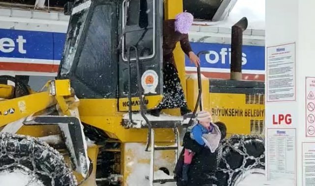 Samsun'da ateşlenen bebek, iş makinesiyle ambulansa yetiştirildi