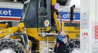 Samsun'da ateşlenen bebek, iş makinesiyle ambulansa yetiştirildi