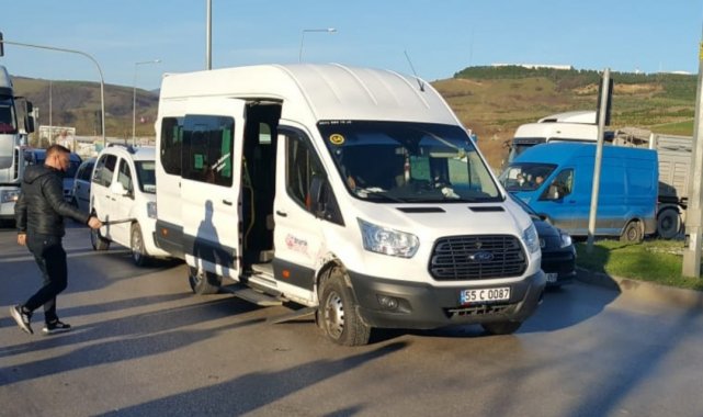 Samsun'da otomobil ile öğrenci servis minibüsü çarpıştı: 2 yaralı