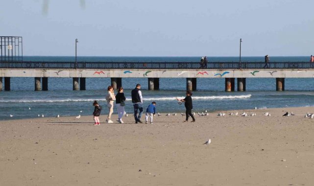 Samsun'da sıcaklık 20 dereceyi görünce sahiller şenlendi