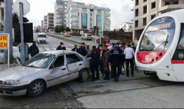 Samsun&#039;da tramvay otomobile çarptı