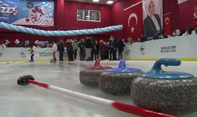 Sancaktepe Belediyesi'nden ara tatiline giren öğrencilere buz pateni jesti