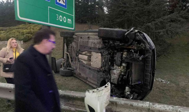 Sancaktepe TEM'de araç bariyerlere çarparak takla attı