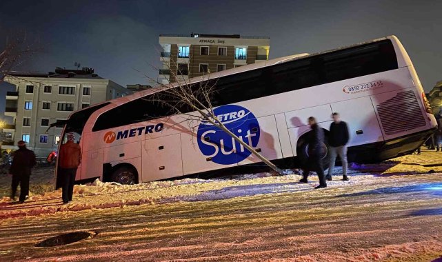 Sancaktepe'de yolcu otobüsü buzlanan yolda yan yattı