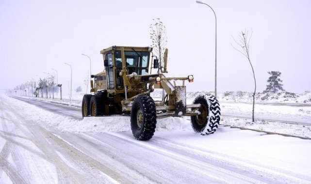 Şanlıurfa'da karla mücadele çalışmaları sürüyor
