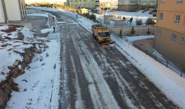Şanlıurfa'da karla mücadele çalışmaları sürüyor