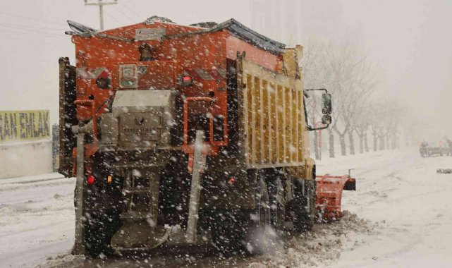 Şanlıurfa'da karla mücadelede sürüyor