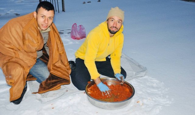 Şanlıurfalılar kar üstünde su yerine karla çiğköfte yoğurdu