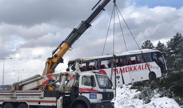 Şarampole devrilen yolcu otobüsü kaza yerinden kaldırıldı