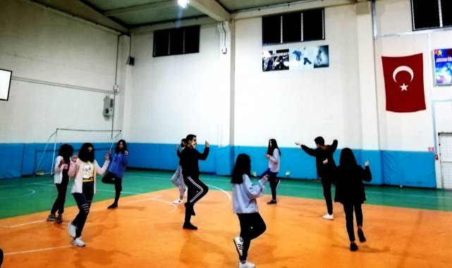 Sarıgöl'de Ege halk oyunları kursu açıldı