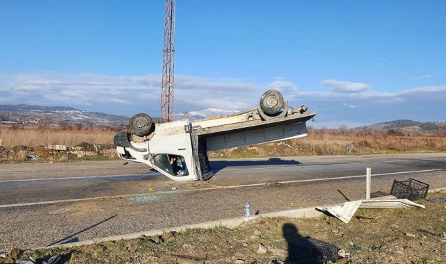 Sarıgöl'de kamyonet takla attı: 2 yaralı