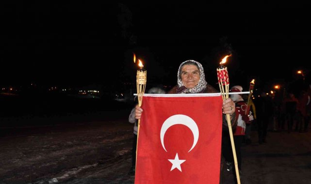 Sarıkamış şehitleri için binler meşalelerle yürüdü