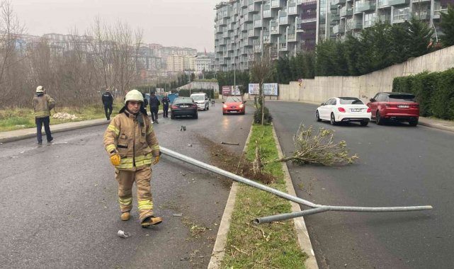 Sarıyer'de 880 bin liralık araçla trafik kazası: Direği devirip yolun karşısına geçti