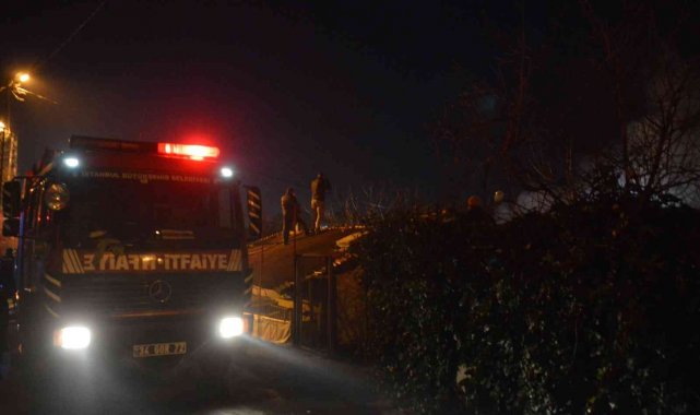 Sarıyer&#039;de iki katlı binanın çatısı alev alev yandı