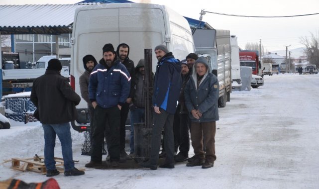 Şarkışla'da emtia pazarı soğuk hava nedeniyle boş kaldı